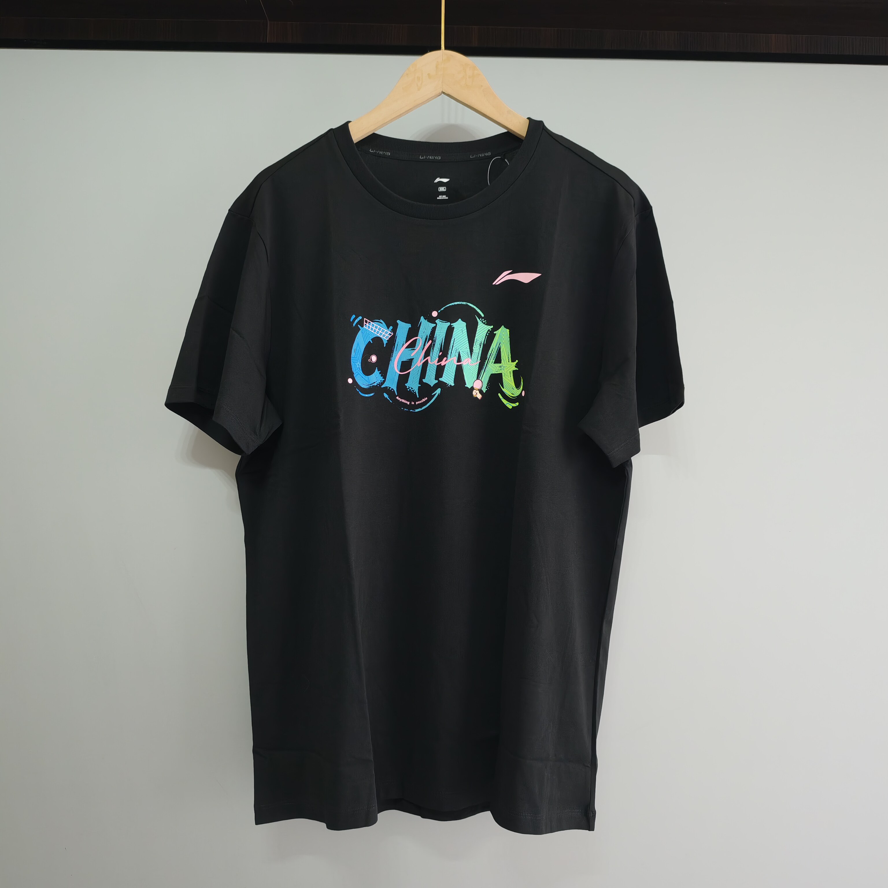 เสื้อเชิ้ตวัฒนธรรมแขนสั้นเทเบิลเทนนิส รุ่นทีมชาติปี 2026 ของ Li Ning เสื้อยืดกีฬาแขนสั้นสำหรับการฝึกซ้อม ใช้ได้ทั้งชายและหญิง
