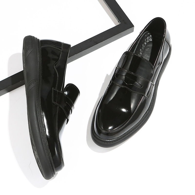 . Với trẻ kinh doanh giải trí giày phù hợp với da của người đàn ông thiết lập các vòng đầu xu hướng một chân Hàn Quốc phiên bản của Anh được mặc quần áo da tươi sáng