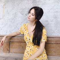 MAJE 2020 Summer Huiqiao star with sweet broken flower V collar yellow dress