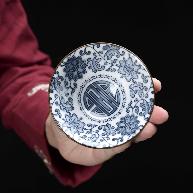Master kung fu small tea cups of blue and white porcelain ceramic tea cup perfectly playable cup, a single sample tea cup lamp bowl is built