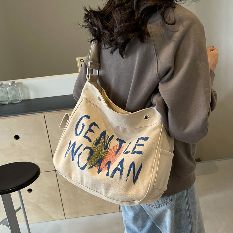 Корейская версия холщовой сумки женская 2025 новая простая крупнотоннажная сумка-мессенджер с надписью на одно плечо для студенческого класса