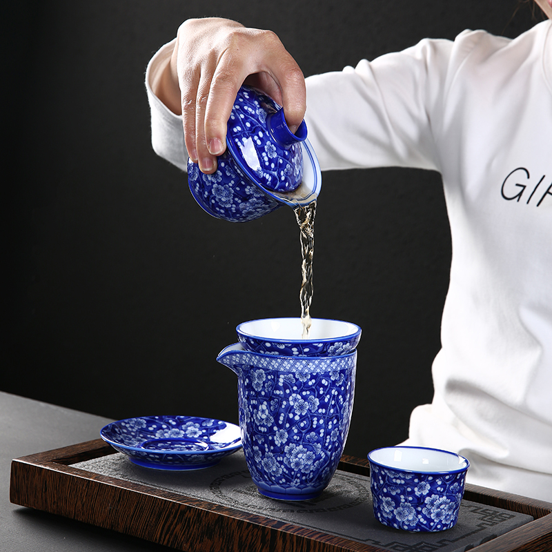 Kung fu tea set suits for domestic high - grade gift boxes restoring ancient ways of blue and white porcelain ceramic tureen tea cup set the teapot