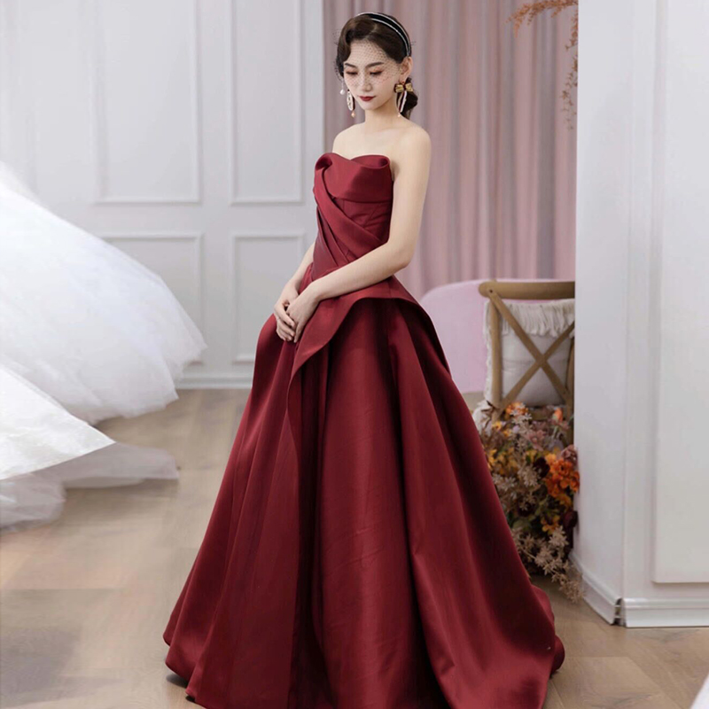 Evening dress, retro long burgundy tube top, city style, bright catchy style, fitted Evening dress, retro long burgundy tube top, city style, bright catchy style, fitted