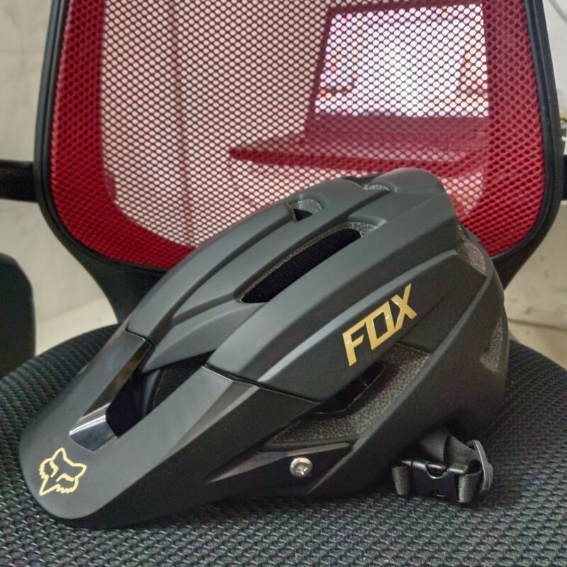 Youth Mountain Bike Helmet for Ages 12 and Up, New All-In-One Off-Road Downhill Universal Molded Safety Helmet, Cycling Equipment Youth Mountain Bike Helmet for Ages 12 and Up, New All-In-One Off-Road Downhill Universal Molded Safety Helmet, Cycling Equipment