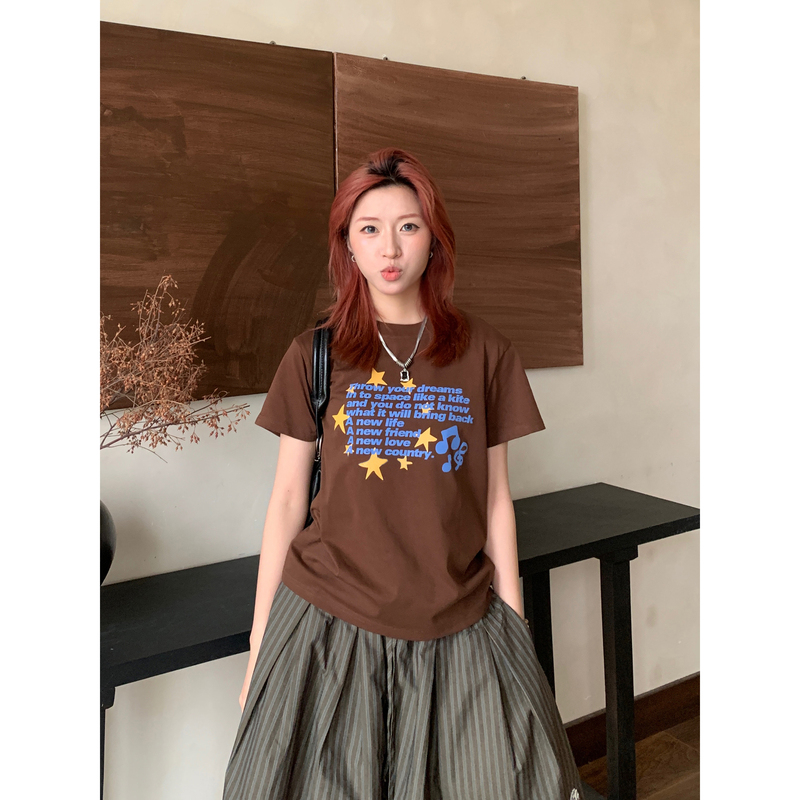 Muzi Sheep Original Dark Brown Regular Shoulder T-Shirt for Women, American Retro Foam Lettering, Slightly Loose Trendy Short Sleeve for Women Muzi Sheep Original Dark Brown Regular Shoulder T-Shirt for Women, American Retro Foam Lettering, Slightly Loose Trendy Short Sleeve for Women
