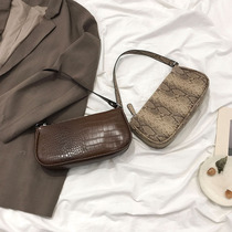 Senior sense French niche Hand bag bag female 2020 New Tide fashion retro underarm bag shoulder baguette bag