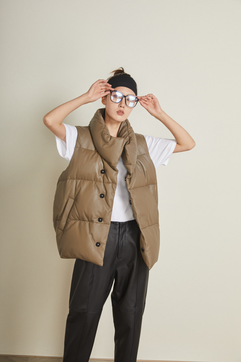 Fluffy warm light and luxurious minimalist earth brown leather down horse chia woman thickened neckline parchment coat