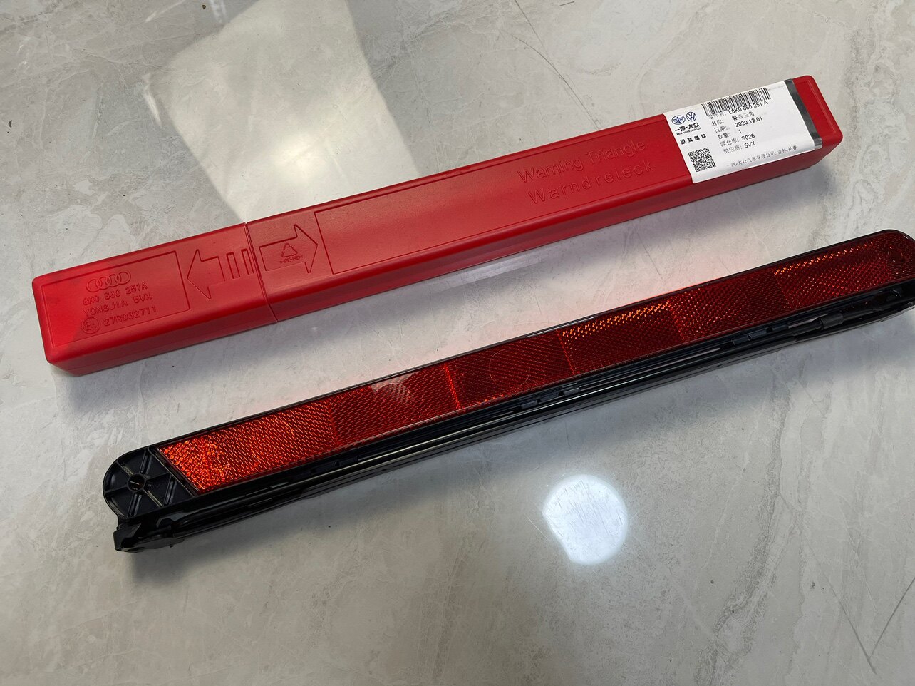 товар из китая 一汽大众原装 三角警示牌 QUGF JKRM