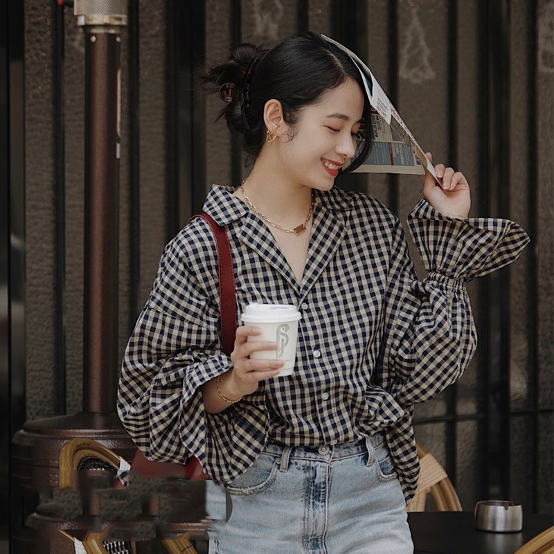Early spring women's clothing 2021 new plaid shirt design sense niche French retro flared sleeve top spring and autumn