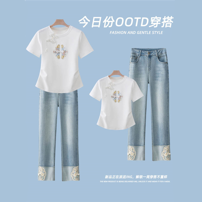 This Year's Trendy Fashion Set Features a New Chinese-Style National Trend with a Button-Up Short-Sleeve T-Shirt for Women and Embroidered Straight-Leg Jeans This Year's Trendy Fashion Set Features a New Chinese-Style National Trend with a Button-Up Short-Sleeve T-Shirt for Women and Embroidered Straight-Leg Jeans