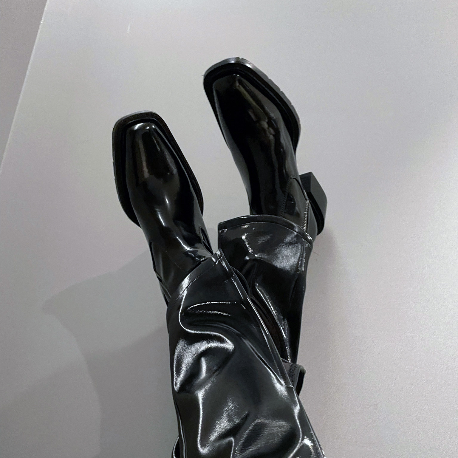 Челси сапоги 子上男装 2022新款男士黑色漆皮亮面中高筒马丁靴切尔西靴男皮鞋