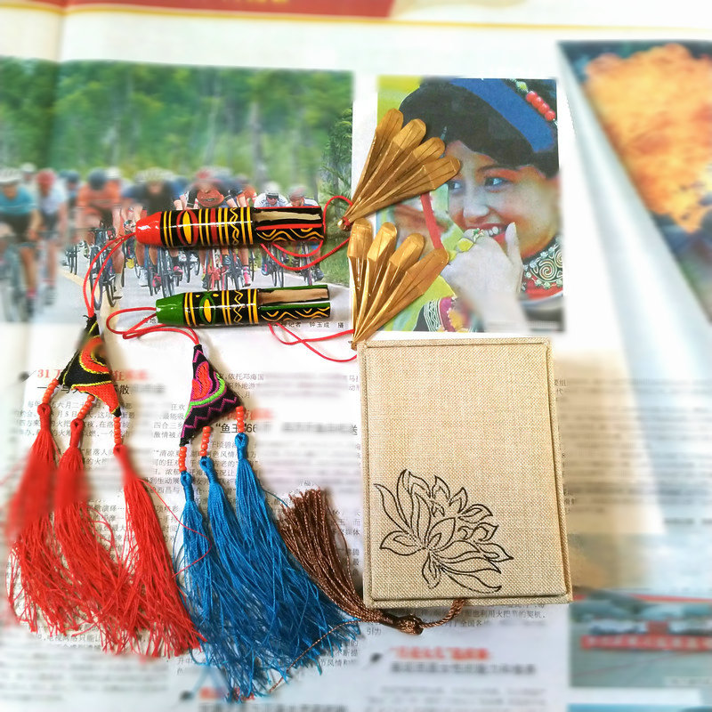 涼山イ族の口琴楽器ハーモニカ墨熙子詩同じスタイル四つ三葉四つ葉口琴銅口琴涼山を聞く