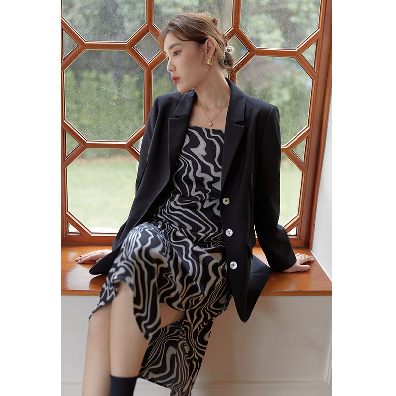 The new skinny coat in spring 2022 is a new skinny coat