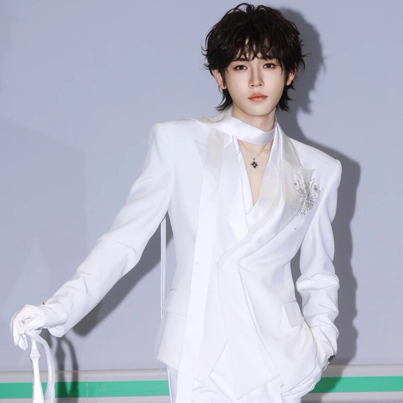 Song Yaxuan Celebrity-Style Peaked Lapel Hand-Embroidered Beaded Design Blazer, Light Luxury High-End Banquet Suit Song Yaxuan Celebrity-Style Peaked Lapel Hand-Embroidered Beaded Design Blazer, Light Luxury High-End Banquet Suit