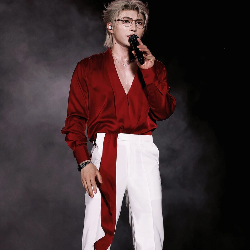 Li Gengyuan's Celebrity-Inspired Burgundy V-Neck Ribbon Shirt for Men, with a High-End, Minimalist Style, Suitable for Stage Performances and Banquets Li Gengyuan's Celebrity-Inspired Burgundy V-Neck Ribbon Shirt for Men, with a High-End, Minimalist Style, Suitable for Stage Performances and Banquets