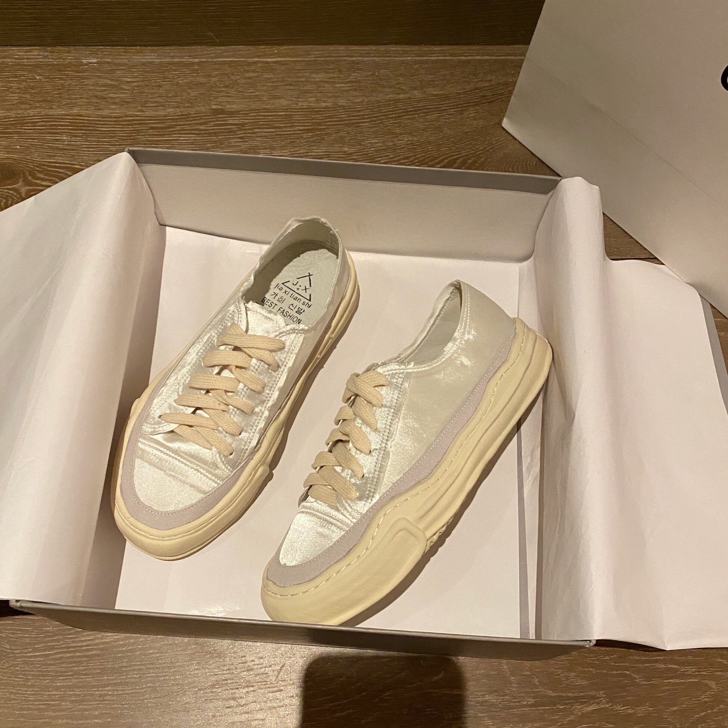 A D Hepburn's favorability is bursting, full of liking, thick bottom niche satin small white XIE female trend