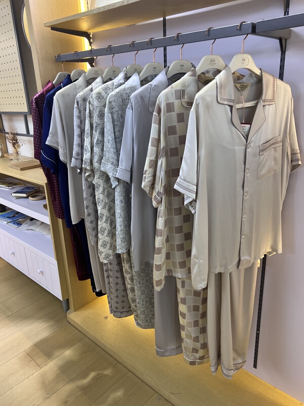 American Standard Men's Short-Sleeved Silk Pajama Set, Physical Store Version, Spring and Summer 19 Momme Mulberry Silk, Various Styles of Home Wear American Standard Men's Short-Sleeved Silk Pajama Set, Physical Store Version, Spring and Summer 19 Momme Mulberry Silk, Various Styles of Home Wear