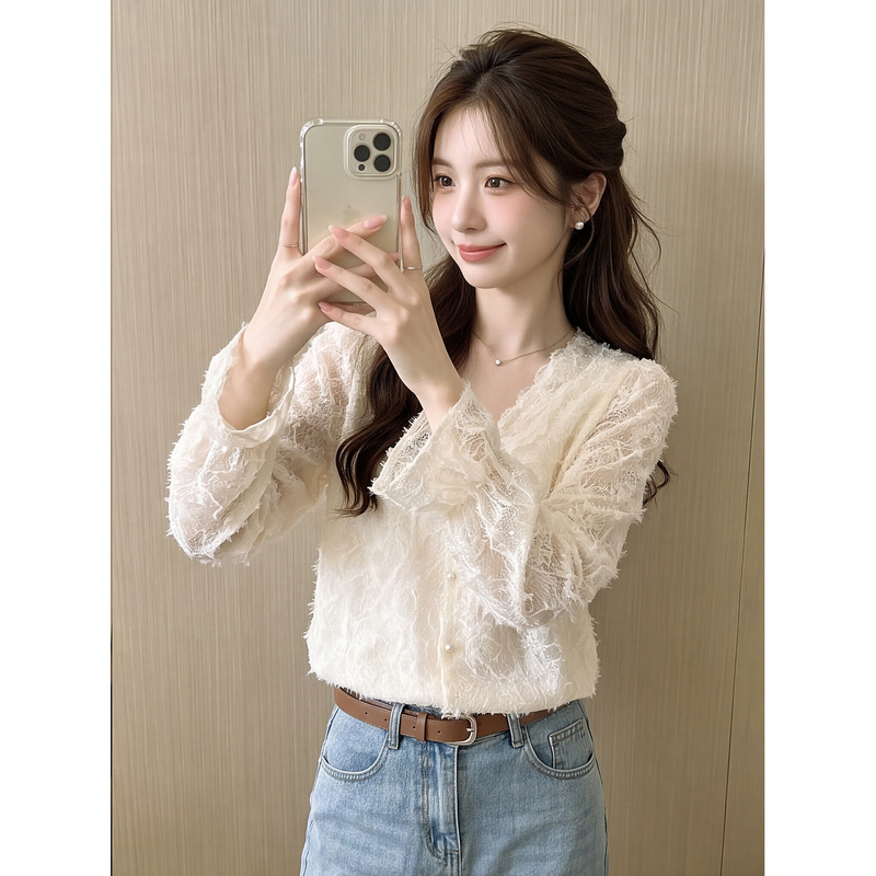 French-Style Romantic V-Neck Lace Long-Sleeve Shirt for Women, Unique and Chic, Versatile, with a Niche Design for Autumn