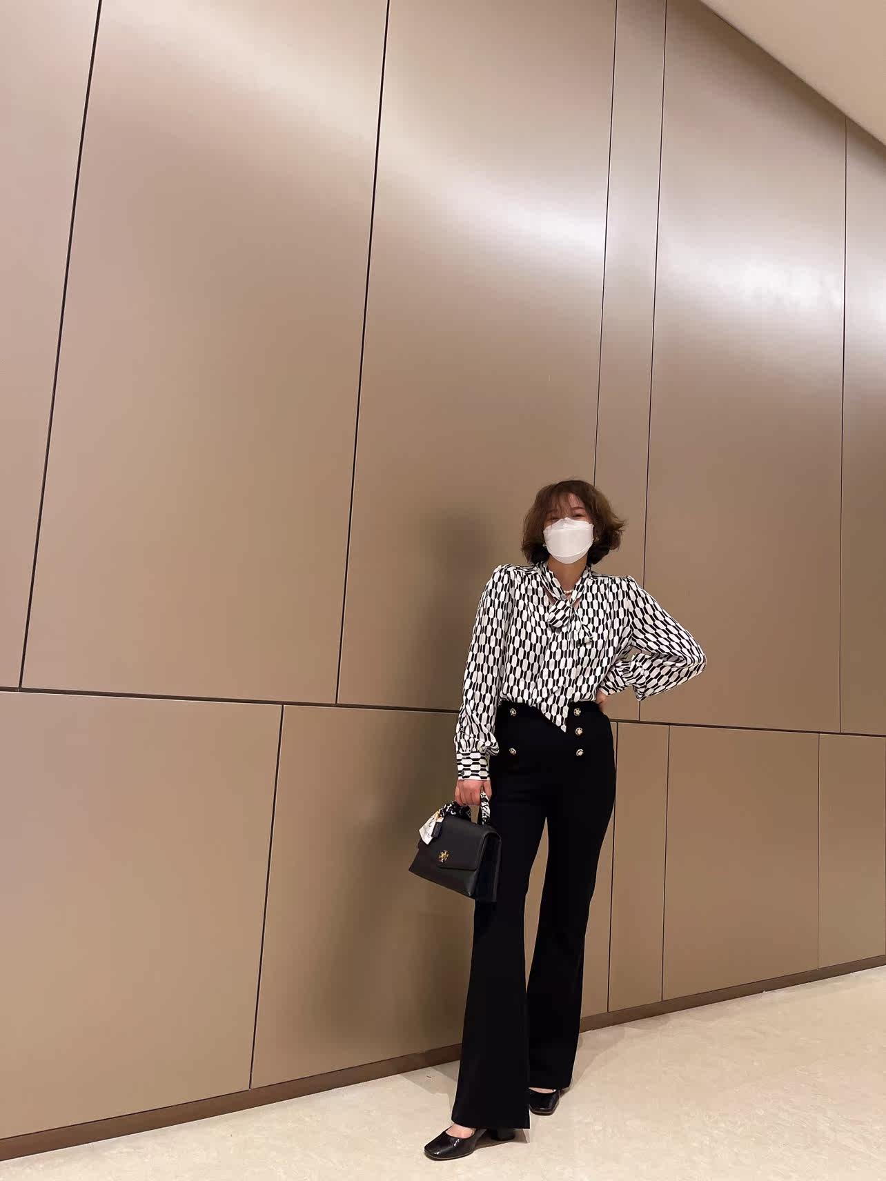 2022 Spring new canon for chopsticks legs black metal buckle four sides elastic high waist display slim micro-horn pants