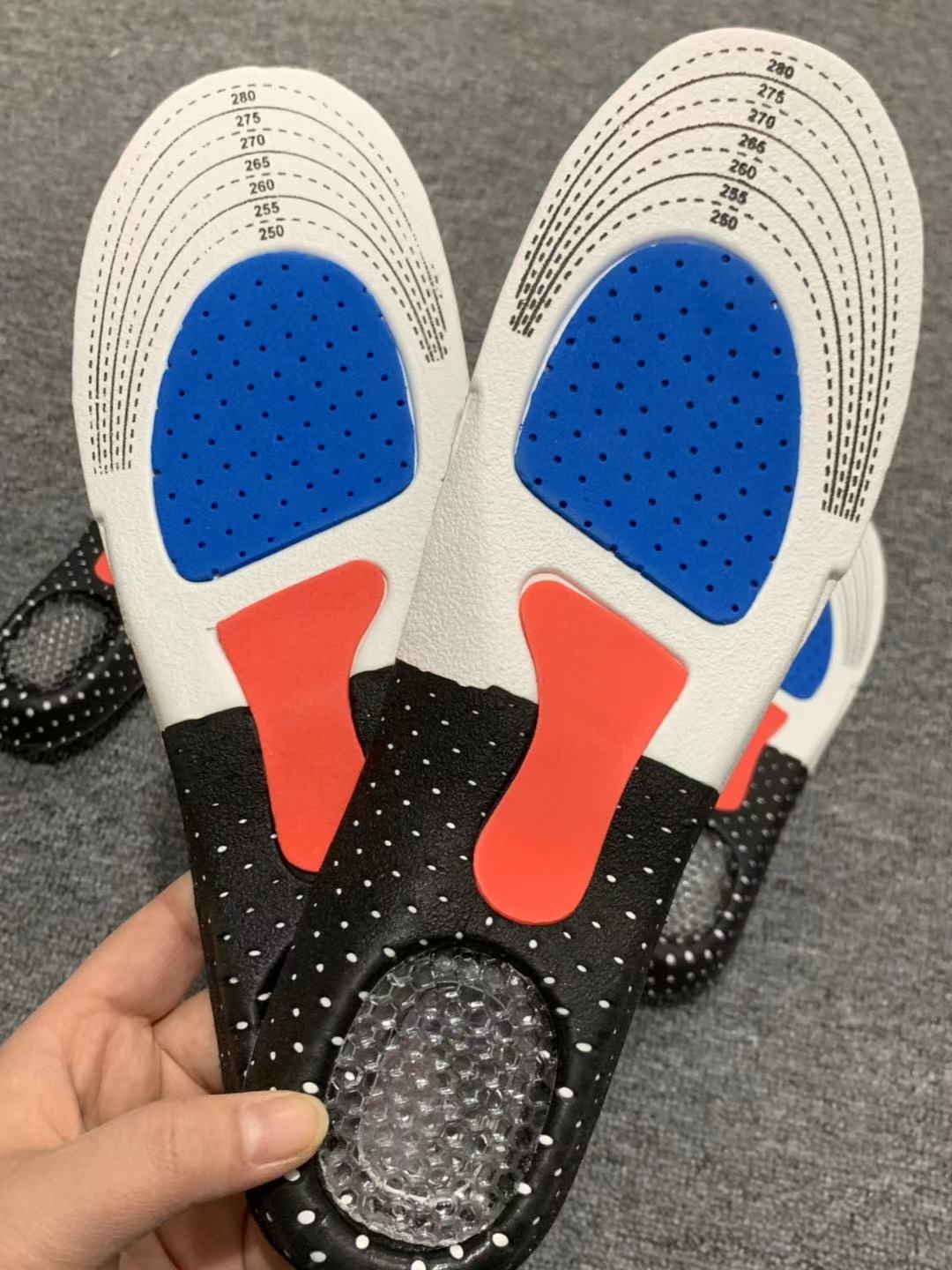 Change a pair of insoles like this. Foreign trade tail goods, carbonization, breathable friction, professional full-foot shock absorption, men's and women's sports