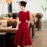 Летнее бордовое небольшое вечернее платье