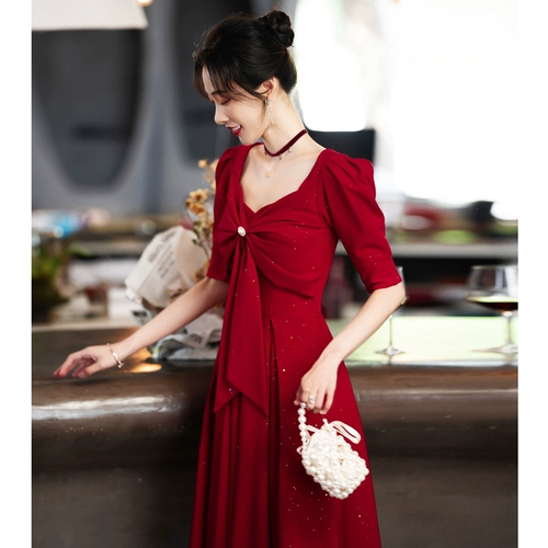 Летнее бордовое небольшое вечернее платье