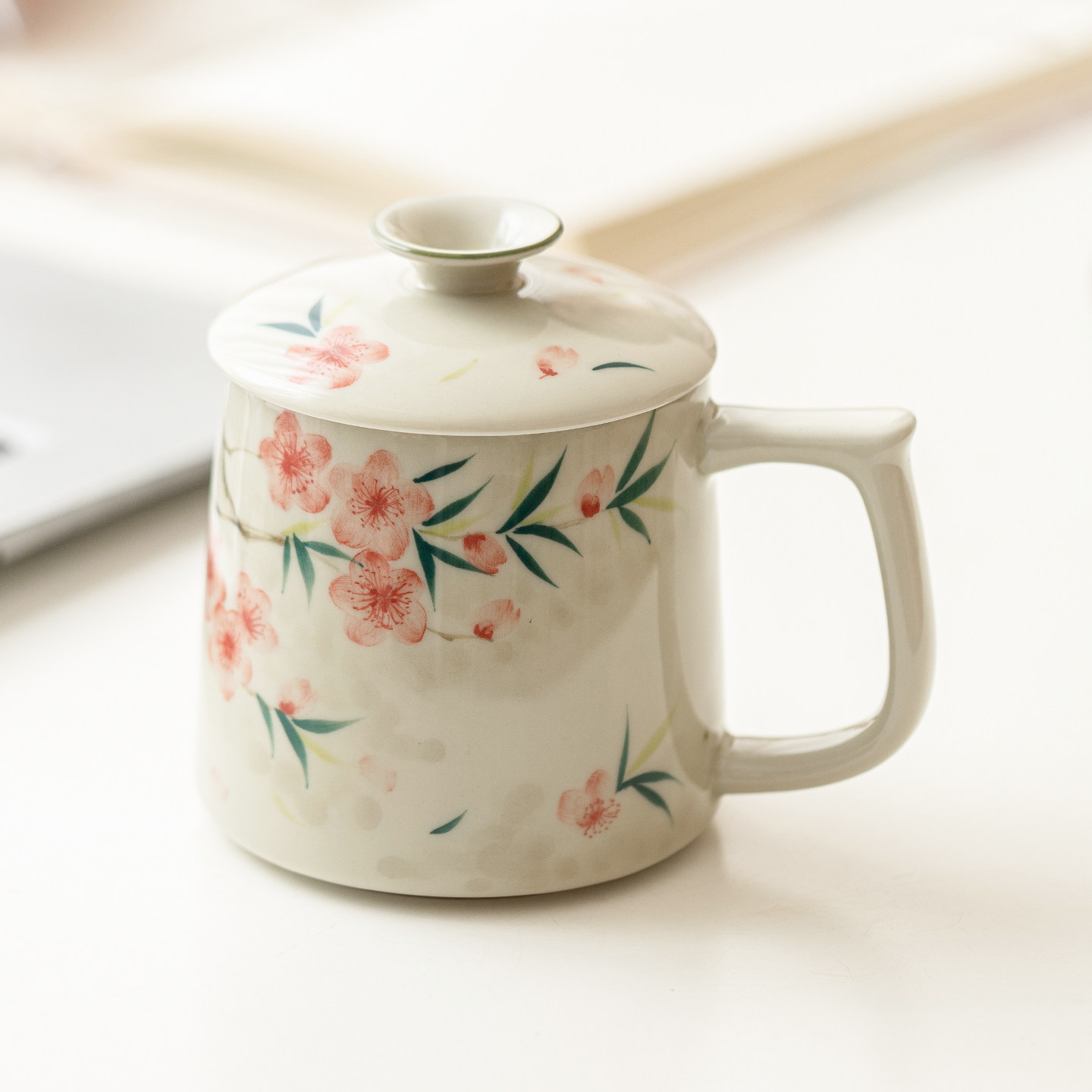 2025年极素桃花手绘马克杯，女士茶水分离办公神器，如何选才最时尚实用？