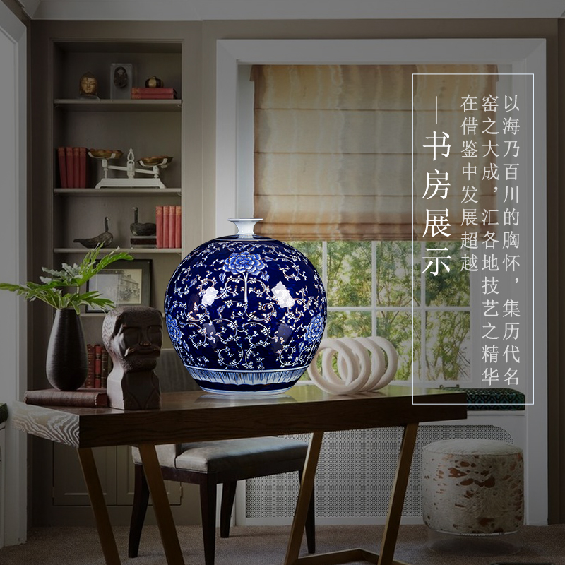 The Master of jingdezhen ceramics vase fuels the hand - made pomegranates of blue and white porcelain bottle of new Chinese style sitting room adornment is placed