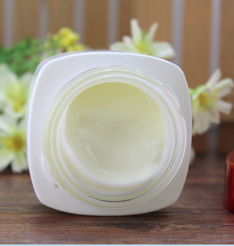 Kem dưỡng da mặt chống nhăn dành cho da mặt của LOreal dành cho phụ nữ. kem dưỡng ẩm cho da thường