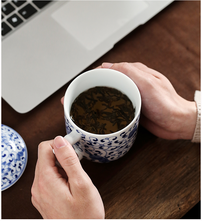 Jingdezhen hand - made leading office of blue and white porcelain teacup large ceramic cup with the boss a cup of water glass with cover