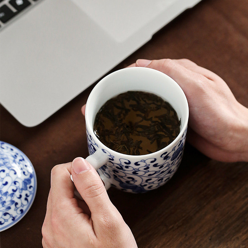 Jingdezhen hand - made leading office of blue and white porcelain teacup large ceramic cup with the boss a cup of water glass with cover