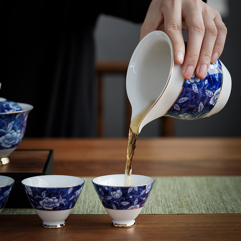 A complete set of tea set home sitting room tea ware kung fu tea set of blue and white porcelain ceramic tureen tea set of 6 people