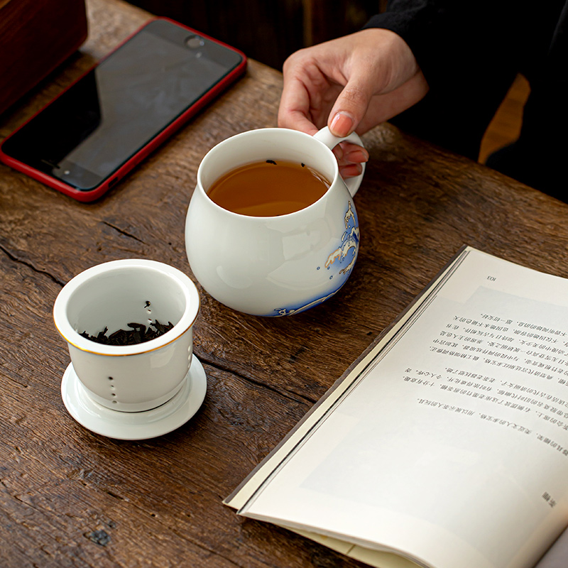 Jingdezhen porcelain ceramic cups kung fu tea set office master cup with cover cup cup suit) the meeting