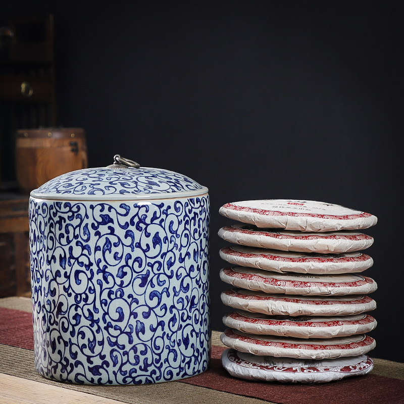 Caddy fixings package seal pot store receives a large blue and white porcelain tea pot of pu 'er tea cake can receive a case
