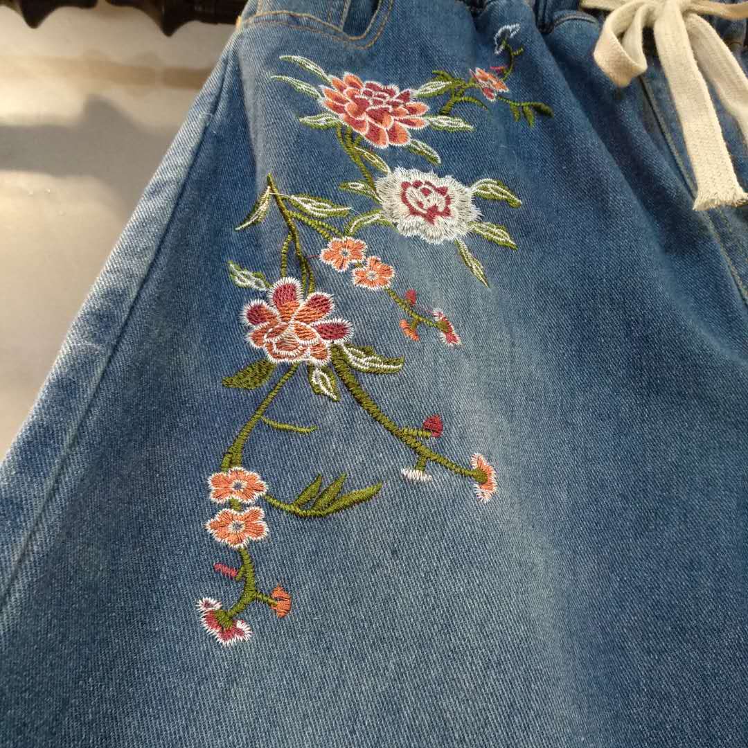 D1 dây thun mới dây rút hoa thêu quốc gia lỗ gió denim quần quần nữ 0,45 quần bò nữ đẹp