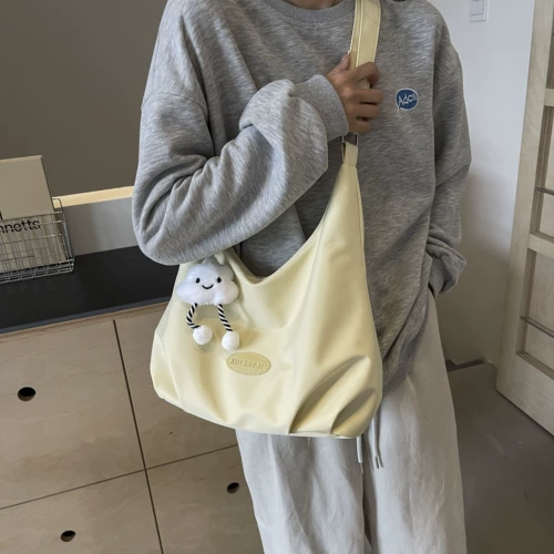 Вместительная и большая белая универсальная сумка через плечо