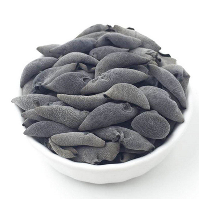 中国東北部、大興安嶺山脈産の乾燥黒キクラゲ500g。地元の特産品で、根のない木材から作られ、菩提樹の木で作られた小さな器に盛られています。秋の新収穫品です。