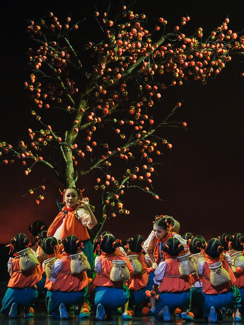 Shishi Ruyi dance performance costumes children's classical dance persimmon props children's Chinese style New Year's Day festive performance costumes