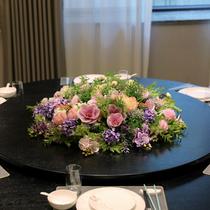Hotel round table with flowers in the middle banquet table fake flower turntable dining table flower ornaments desktop rotating heart decoration simulated flower art