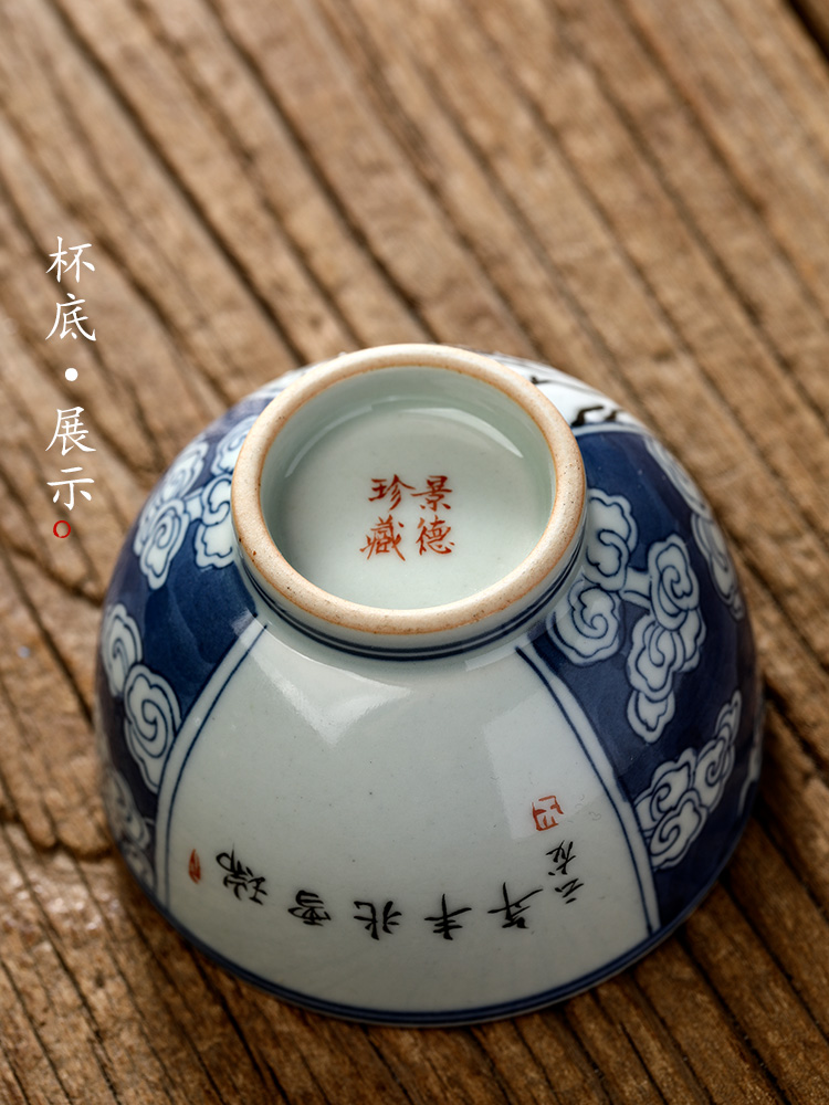 Jingdezhen blue and white master cup single CPU kung fu tea set checking ceramic teacups hand - made snow sample tea cup in use