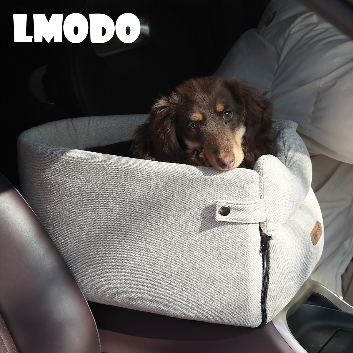 LMODO pet car with dog in the car and dog in the ceremonial car with a controlled pet seat-sitting dog.