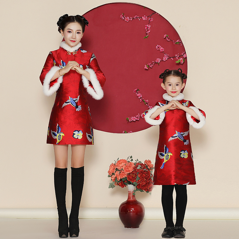 Chinese wind New Year's Eve celebrations of the Chinese Lunar New Year's Eve costuma New Year's Eve dress in children's gowns