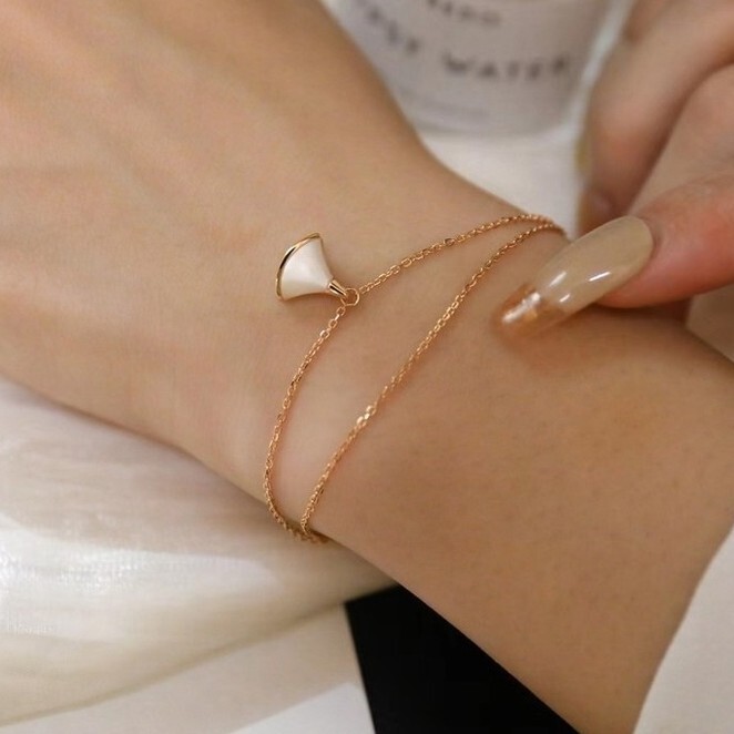 Bracelet for Women 2023 New Model 18K Rose Gold Light Luxury Niche Small Skirt White Mother-Of-Pearl Fan-Shaped Exquisite Bracelet for Women