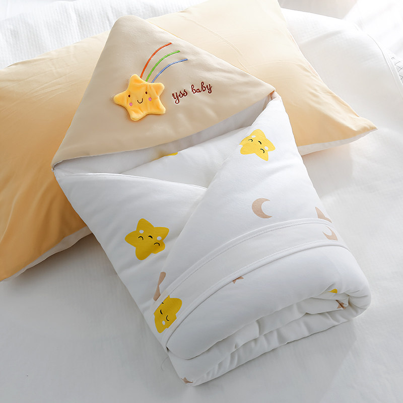 The newborn baby bag is covered by a winter thickened newborn baby hug and is covered by a pure cotton maternity ward bag quilt