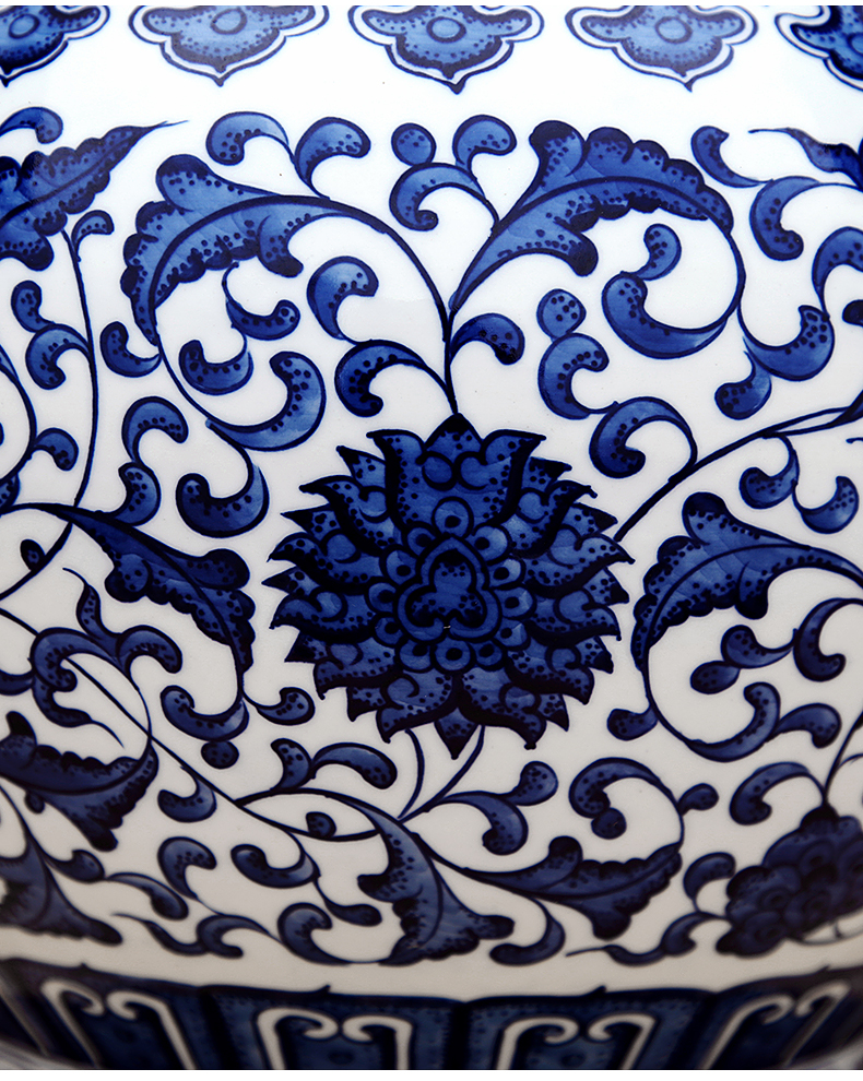 To the blue - and - white porcelain industry hand by hand throwing lotus flower design