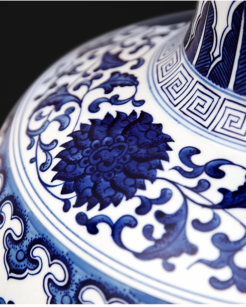 To the blue - and - white porcelain industry hand by hand throwing lotus flower design