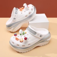 Белый щенок серебристой окраски