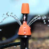 Micro -Spray может быть вставлен в каплю с брызги, аэрозольная головка 8 -яма капельно -пропитанная фруктовый садовый аэрозоль