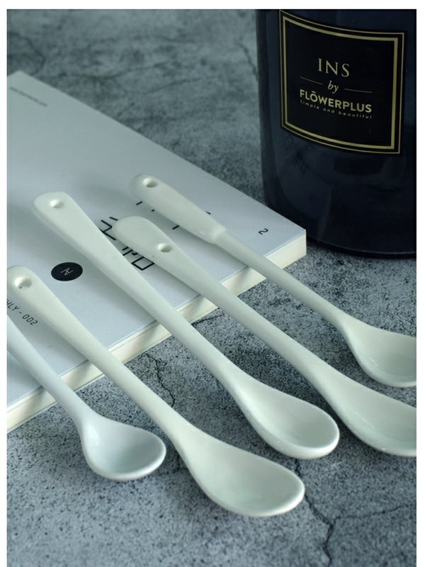 Kitchen ceramic creative small spoon, prevent slippery little salt seasoning seasonings short white spoon run small home