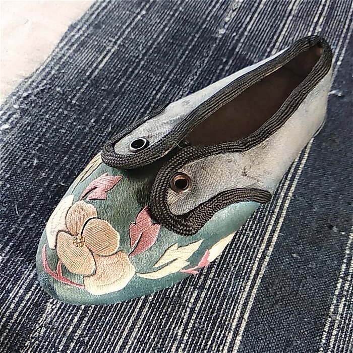 Handmade Old Embroidered Embroidered Embroidered Embroidered Embroidered Shoes Three Inch Golden Lotus Children Shoes An Antique Collection Swing